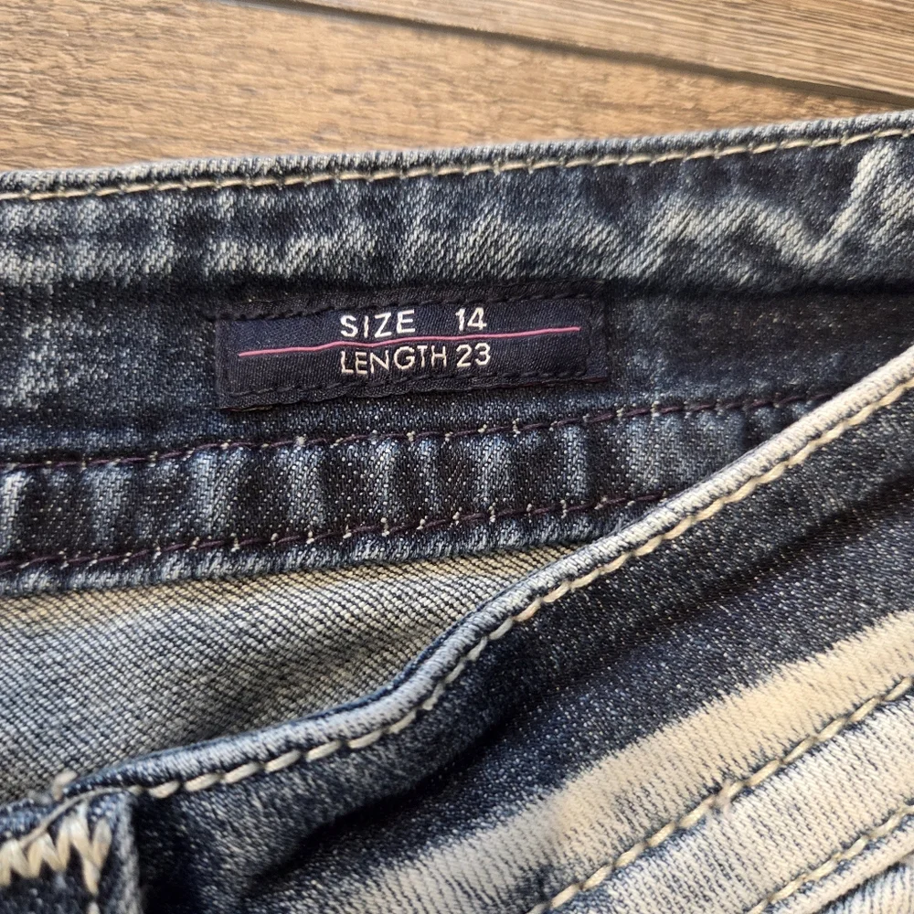Vigoss women's distressed capri, Chelsea style, Light Wash, Size 14/23 - Picture 4 of 6